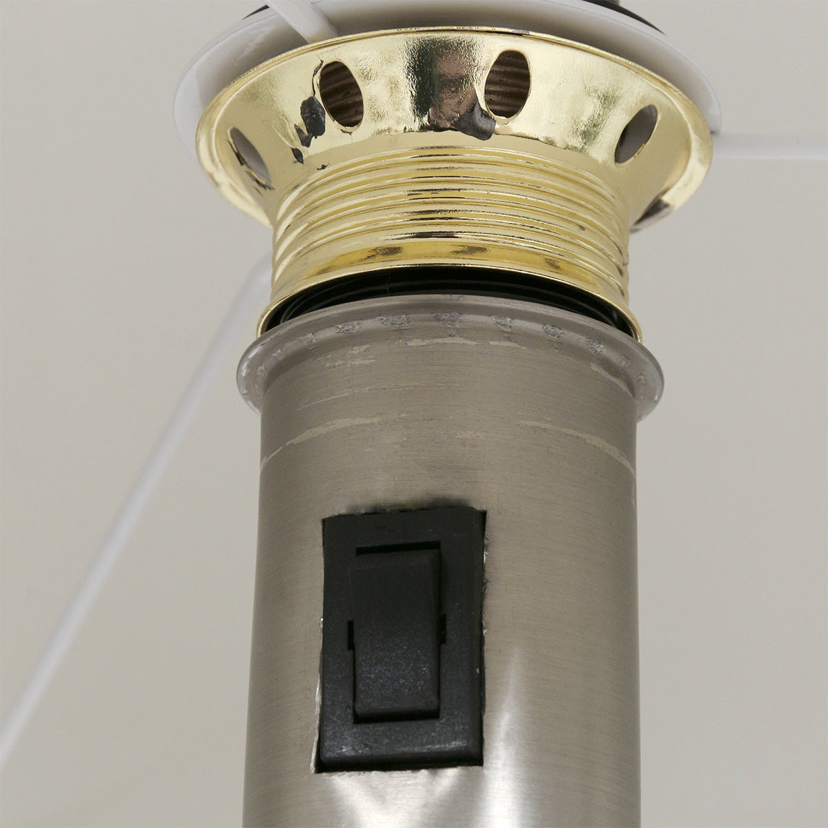 Stehlampe aus gebürstetem Metall mit weißem Zylinderschirm – H160 cm