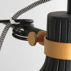 Wandleuchte aus schwarzem Metall mit schwenkbarem Arm und goldenen Details – H20 cm