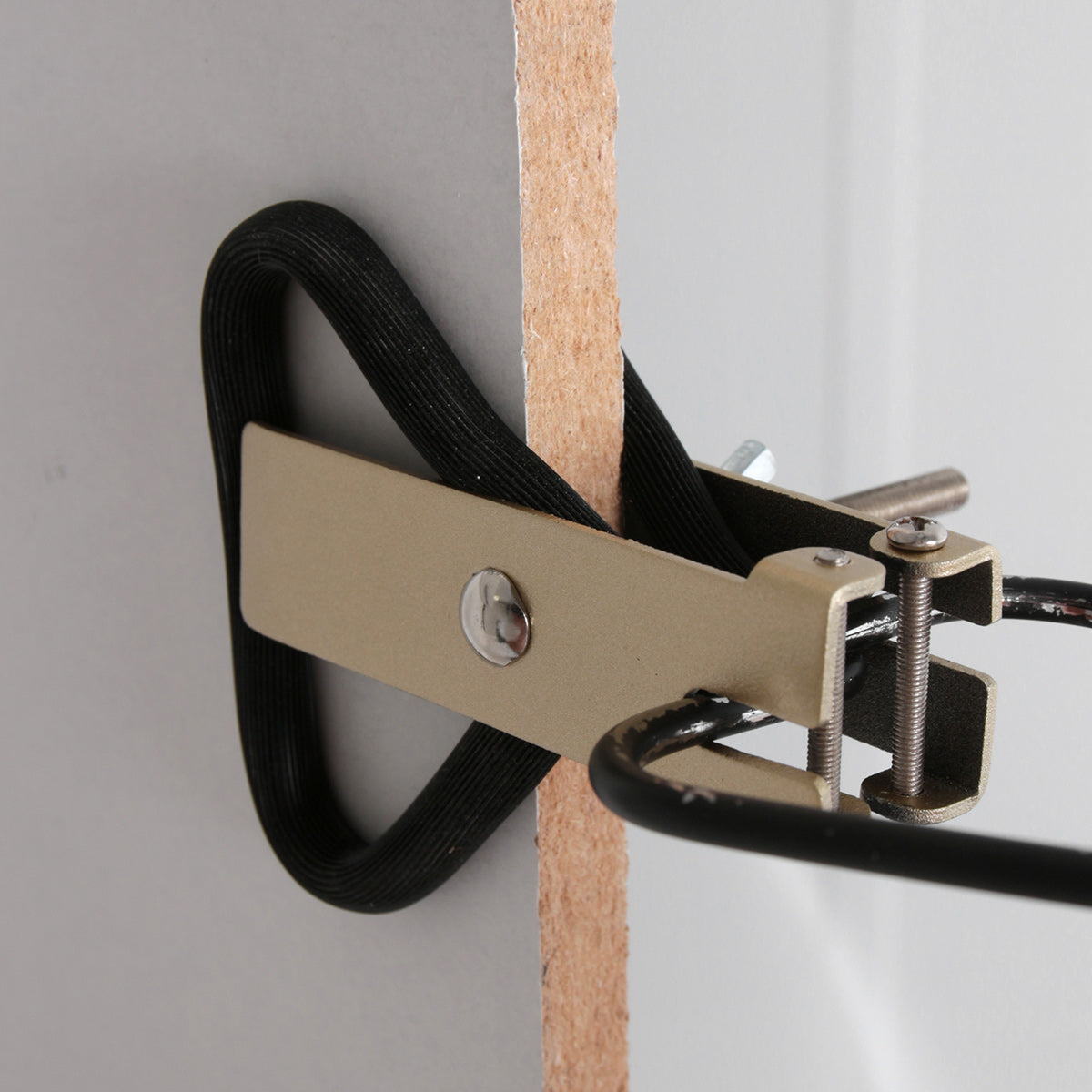 Wandleuchte aus schwarzem Metall mit schwenkbarem Arm und goldenen Details – H20 cm