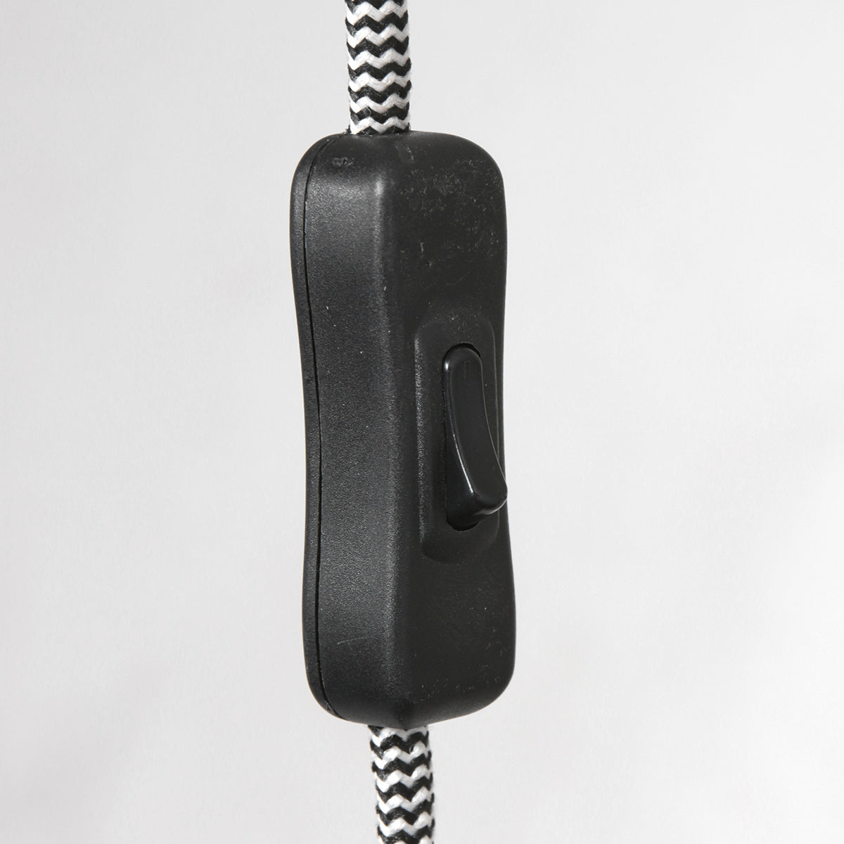 Wandleuchte aus schwarzem Metall mit schwenkbarem Arm und goldenen Details – H20 cm