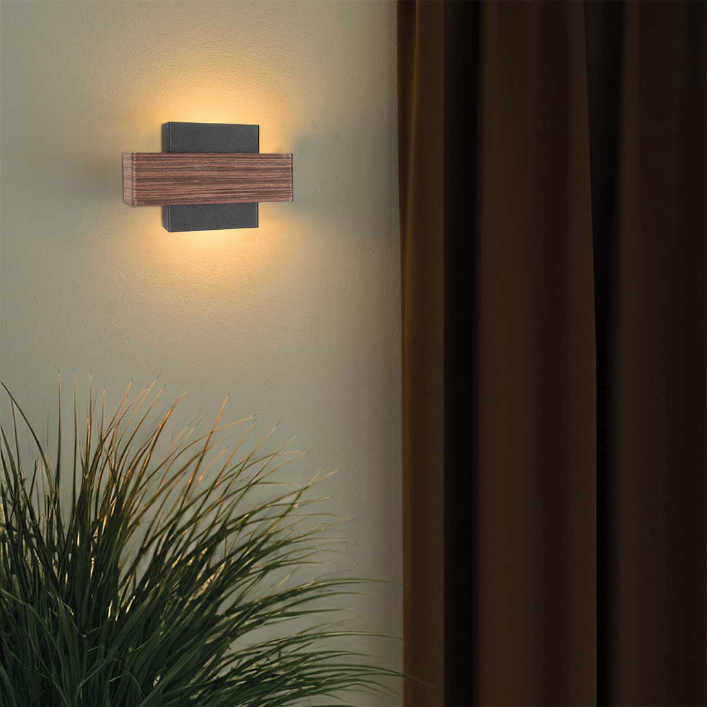 Rechteckige Wandleuchte in Schwarz mit Holzoptik fürs Wohnzimmer – 15x12,5 cm