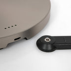 Stehlampe aus silberfarbenem Metall mit Gelenkarm und Akku