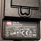 Stehlampe aus silberfarbenem Metall mit Gelenkarm und Akku