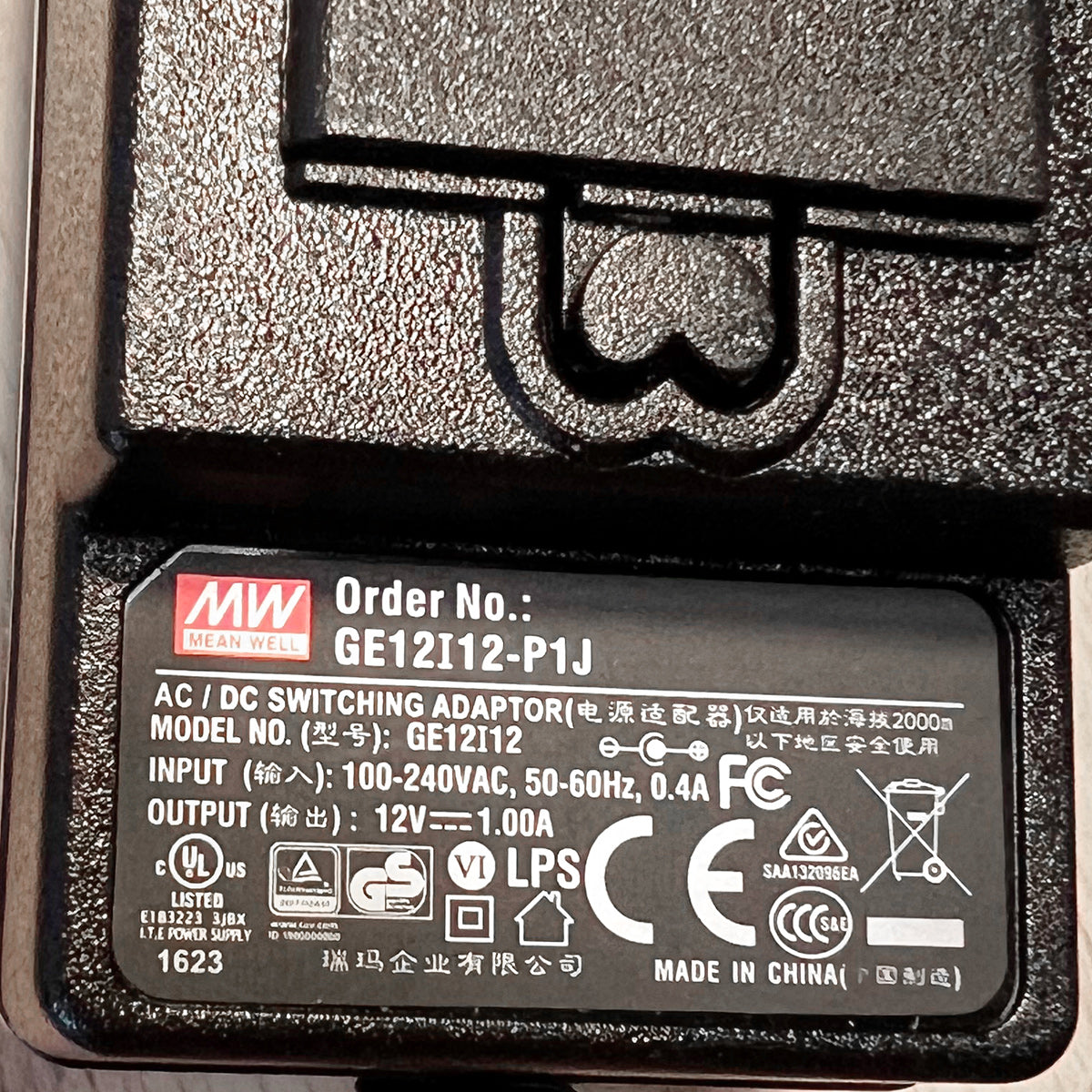 Stehlampe aus silberfarbenem Metall mit Gelenkarm und Akku