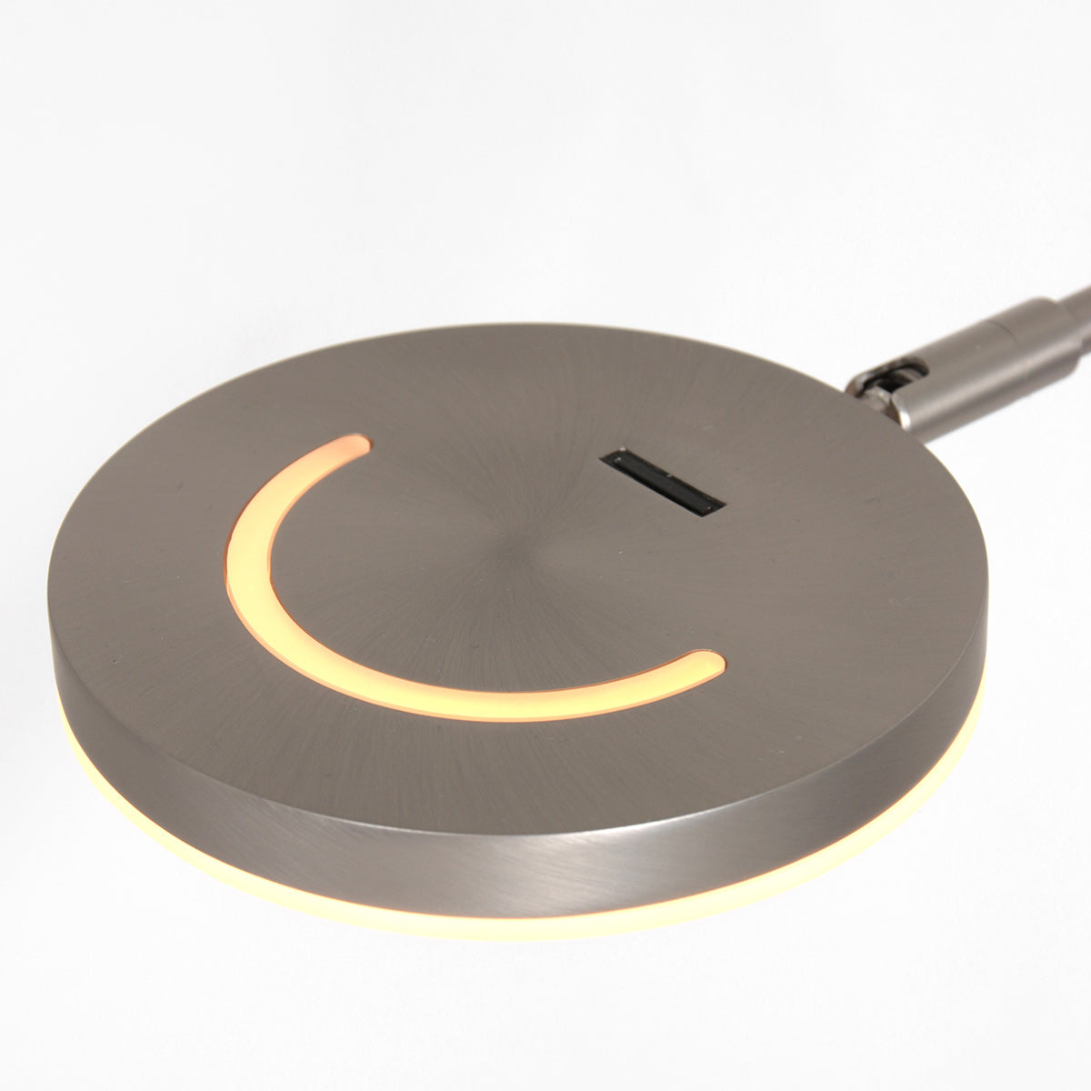 Stehlampe aus silberfarbenem Metall mit Gelenkarm und Akku