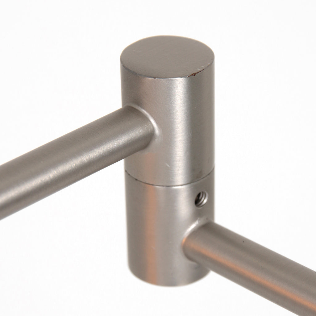 Stehlampe aus silberfarbenem Metall mit Gelenkarm und Akku