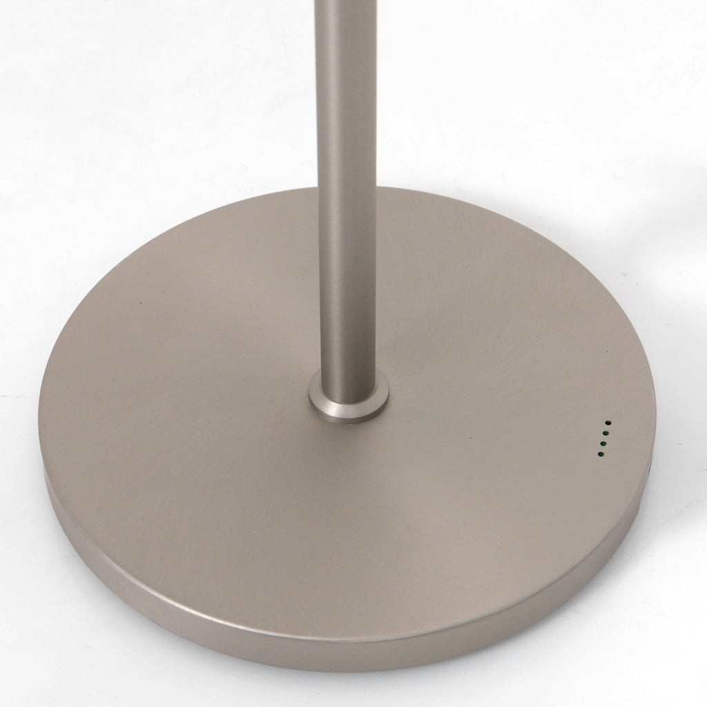 Stehlampe aus silberfarbenem Metall mit Gelenkarm und Akku