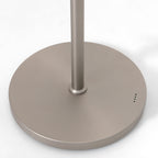 Stehlampe aus silberfarbenem Metall mit Gelenkarm und Akku