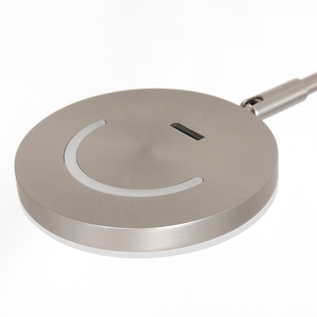 Stehlampe aus silberfarbenem Metall mit Gelenkarm und Akku