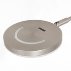 Stehlampe aus silberfarbenem Metall mit Gelenkarm und Akku