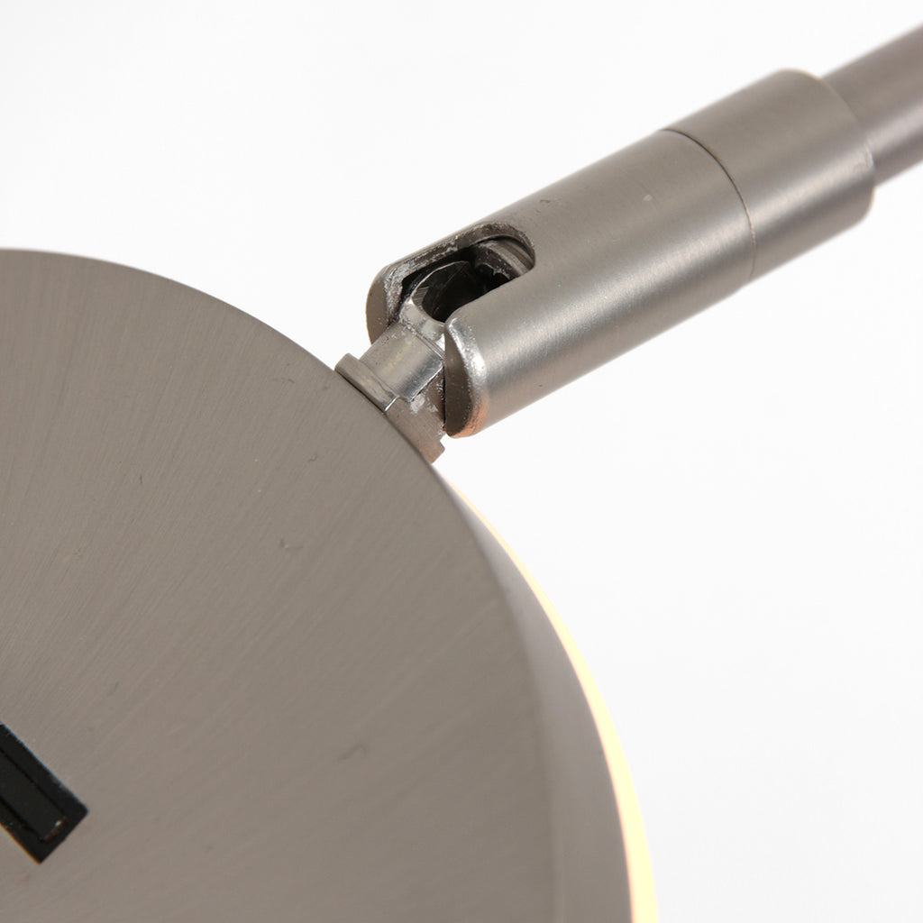 Stehlampe aus silberfarbenem Metall mit Gelenkarm und Akku