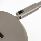 Stehlampe aus silberfarbenem Metall mit Gelenkarm und Akku