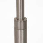 Stehlampe aus silberfarbenem Metall mit Gelenkarm und Akku