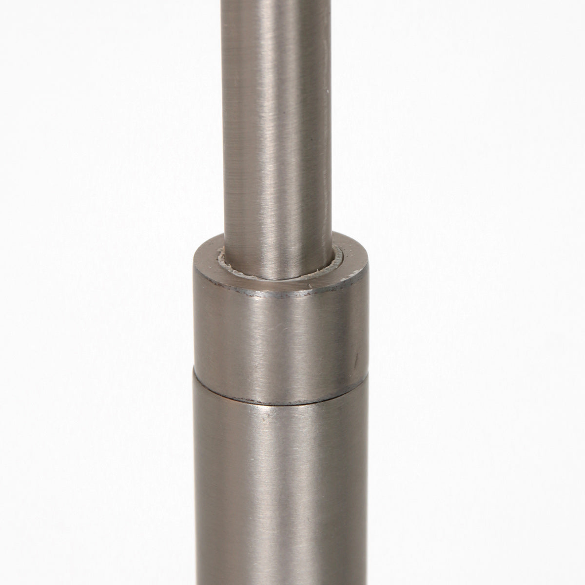Stehlampe aus silberfarbenem Metall mit Gelenkarm und Akku
