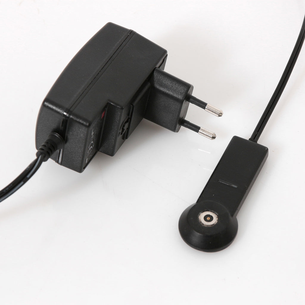 Stehlampe aus silberfarbenem Metall mit Gelenkarm und Akku