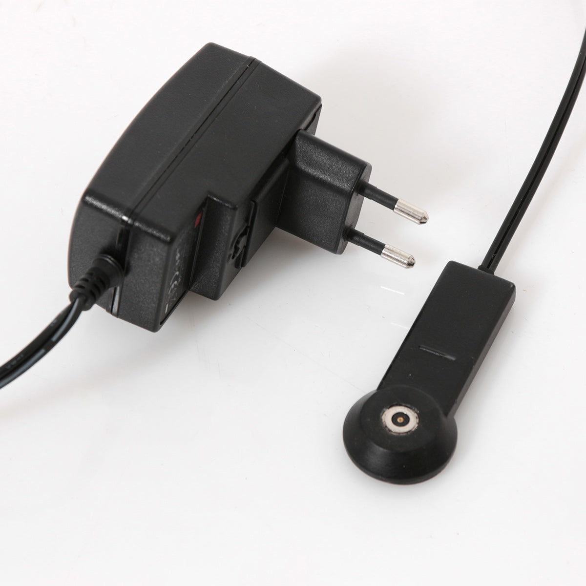 Stehlampe aus silberfarbenem Metall mit Gelenkarm und Akku