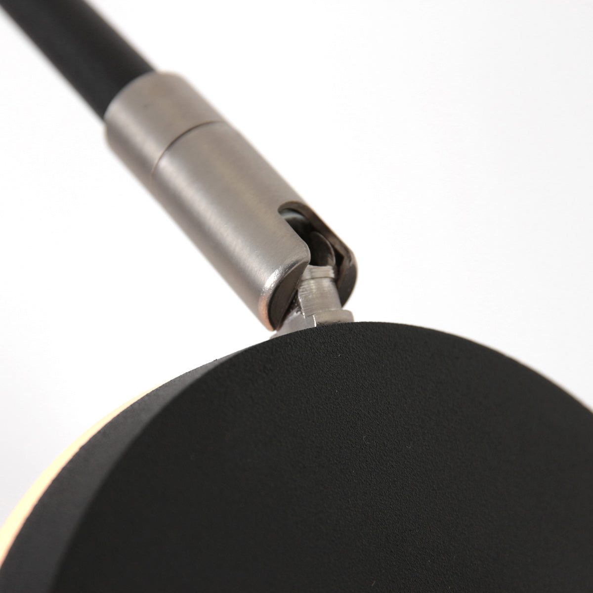Stehlampe aus schwarzem Metall mit Gelenkarm, akkubetrieben und dimmbar – H140 cm