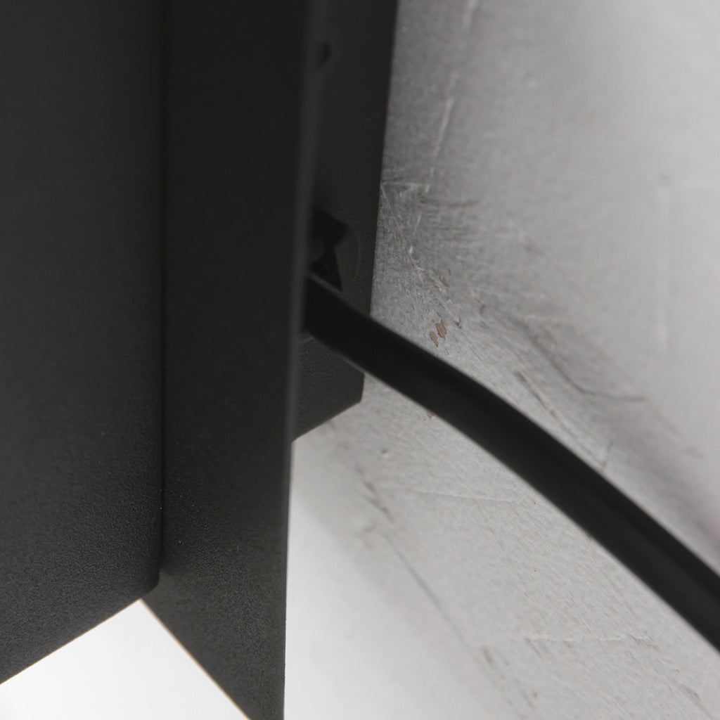 Wandleuchte aus schwarzem Metall mit kabellosem Ladepad und USB-Anschlüssen