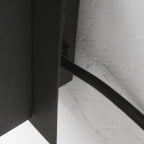 Wandleuchte aus schwarzem Metall mit kabellosem Ladepad und USB-Anschlüssen