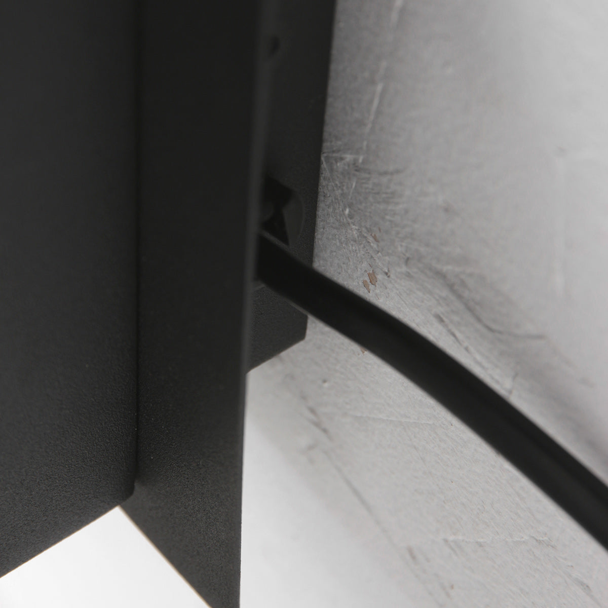 Wandleuchte aus schwarzem Metall mit kabellosem Ladepad und USB-Anschlüssen