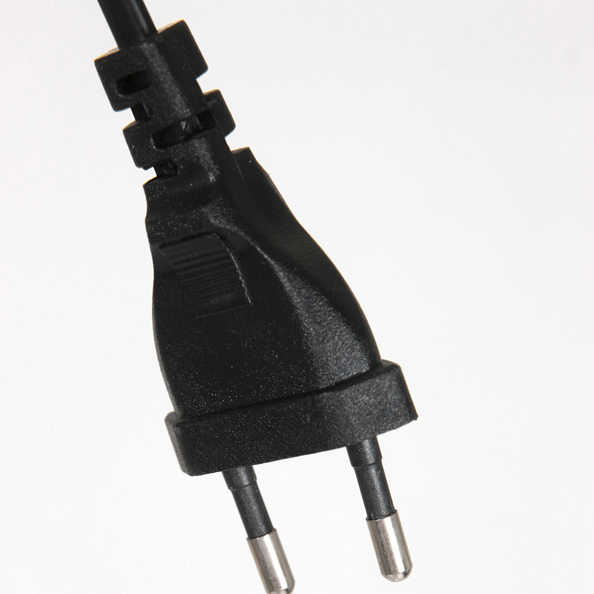 Wandleuchte aus schwarzem Metall mit kabellosem Ladepad und USB-Anschlüssen