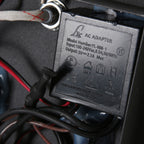 Wandleuchte aus schwarzem Metall mit kabellosem Ladepad und USB-Anschlüssen