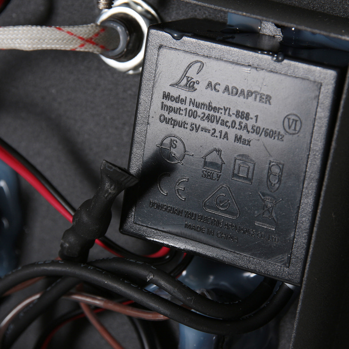 Wandleuchte aus schwarzem Metall mit kabellosem Ladepad und USB-Anschlüssen