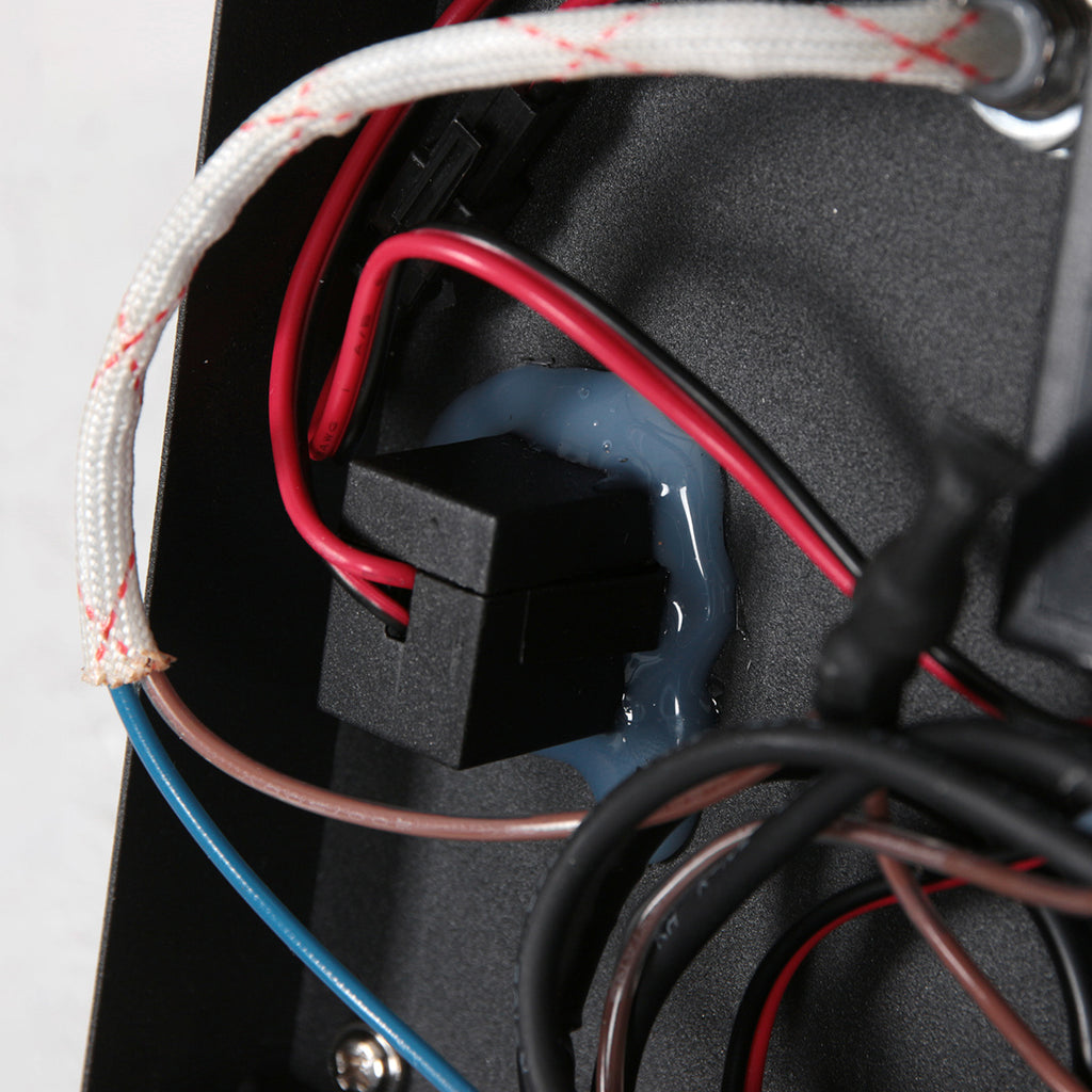 Wandleuchte aus schwarzem Metall mit kabellosem Ladepad und USB-Anschlüssen