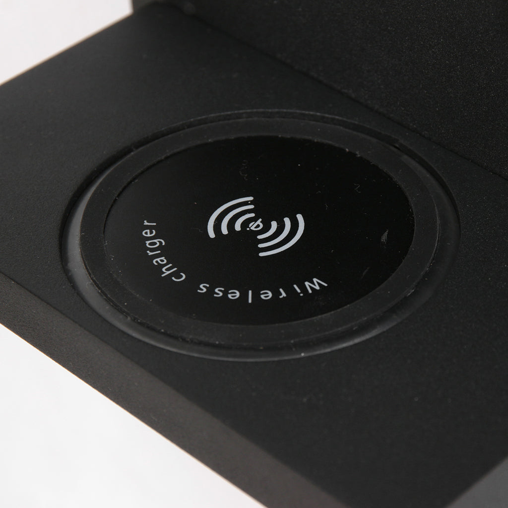 Wandleuchte aus schwarzem Metall mit kabellosem Ladepad und USB-Anschlüssen