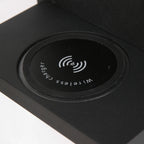 Wandleuchte aus schwarzem Metall mit kabellosem Ladepad und USB-Anschlüssen