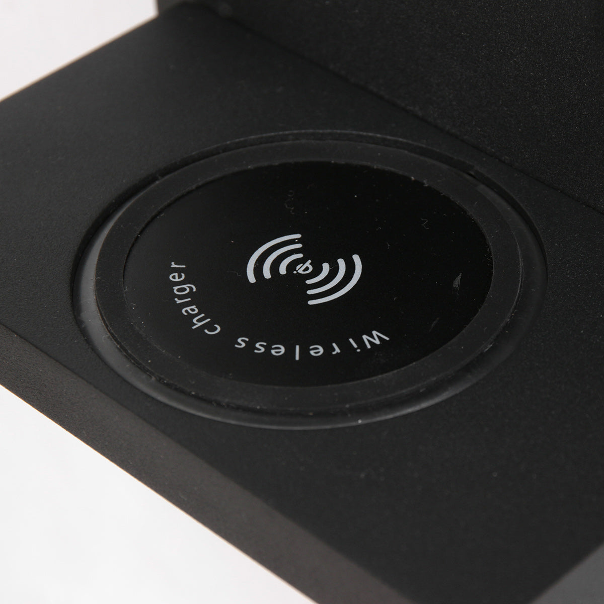 Wandleuchte aus schwarzem Metall mit kabellosem Ladepad und USB-Anschlüssen