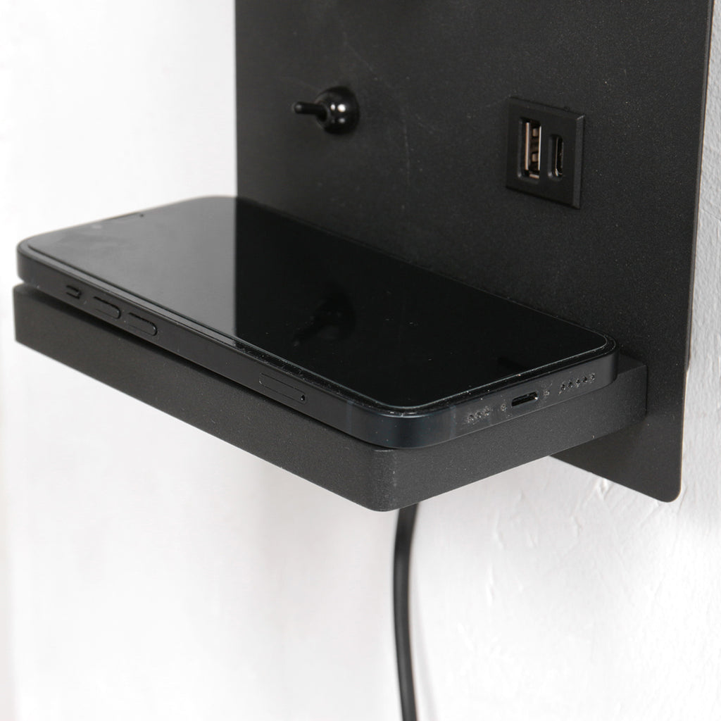 Wandleuchte aus schwarzem Metall mit kabellosem Ladepad und USB-Anschlüssen
