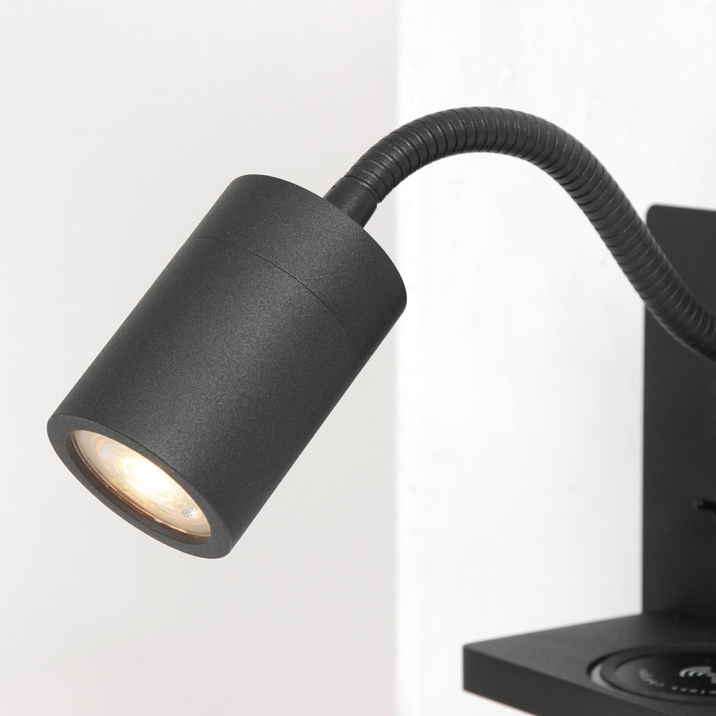 Wandleuchte aus schwarzem Metall mit kabellosem Ladepad und USB-Anschlüssen