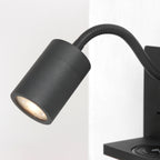 Wandleuchte aus schwarzem Metall mit kabellosem Ladepad und USB-Anschlüssen