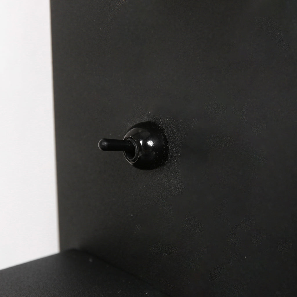 Wandleuchte aus schwarzem Metall mit kabellosem Ladepad und USB-Anschlüssen
