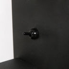 Wandleuchte aus schwarzem Metall mit kabellosem Ladepad und USB-Anschlüssen