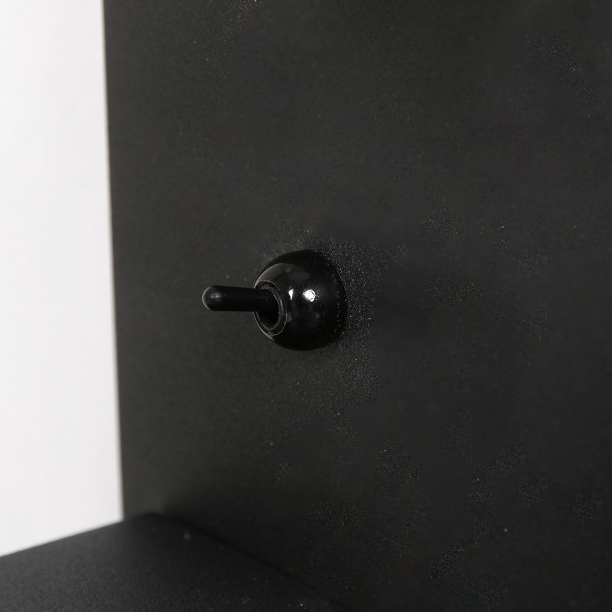 Wandleuchte aus schwarzem Metall mit kabellosem Ladepad und USB-Anschlüssen