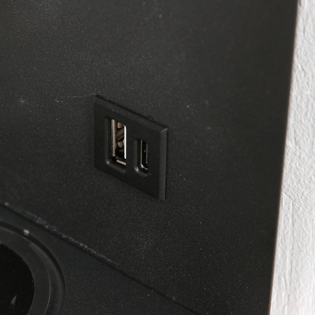Wandleuchte aus schwarzem Metall mit kabellosem Ladepad und USB-Anschlüssen