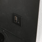 Wandleuchte aus schwarzem Metall mit kabellosem Ladepad und USB-Anschlüssen