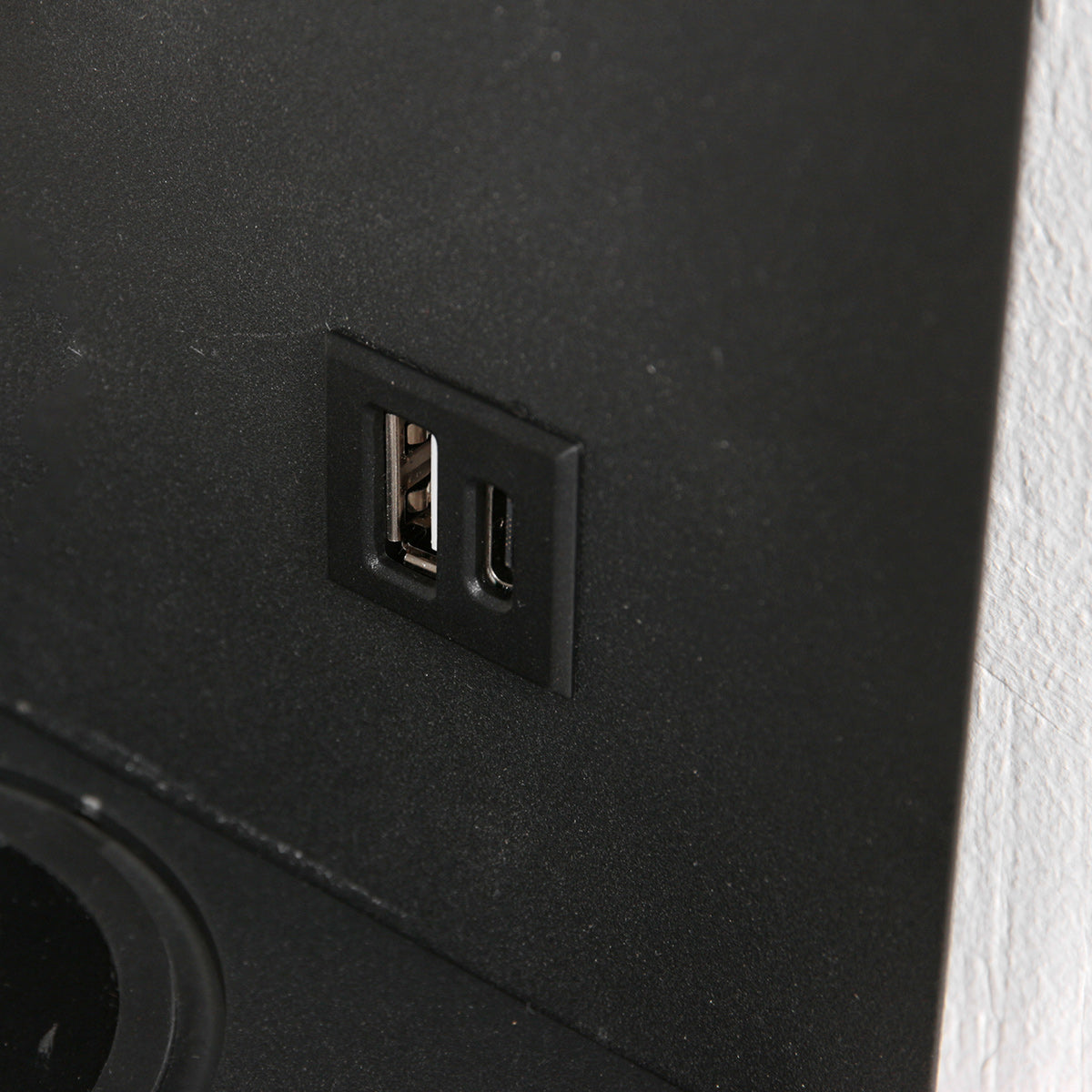 Wandleuchte aus schwarzem Metall mit kabellosem Ladepad und USB-Anschlüssen