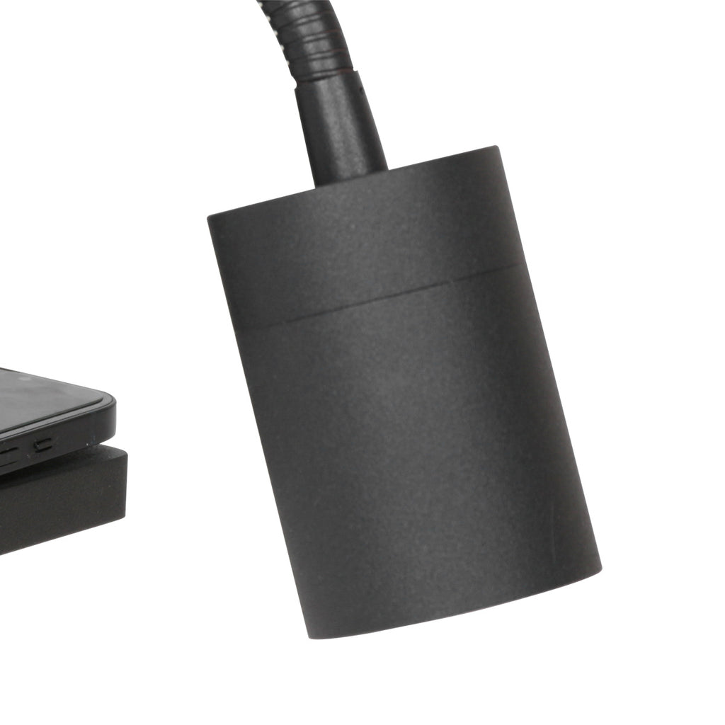 Wandleuchte aus schwarzem Metall mit kabellosem Ladepad und USB-Anschlüssen