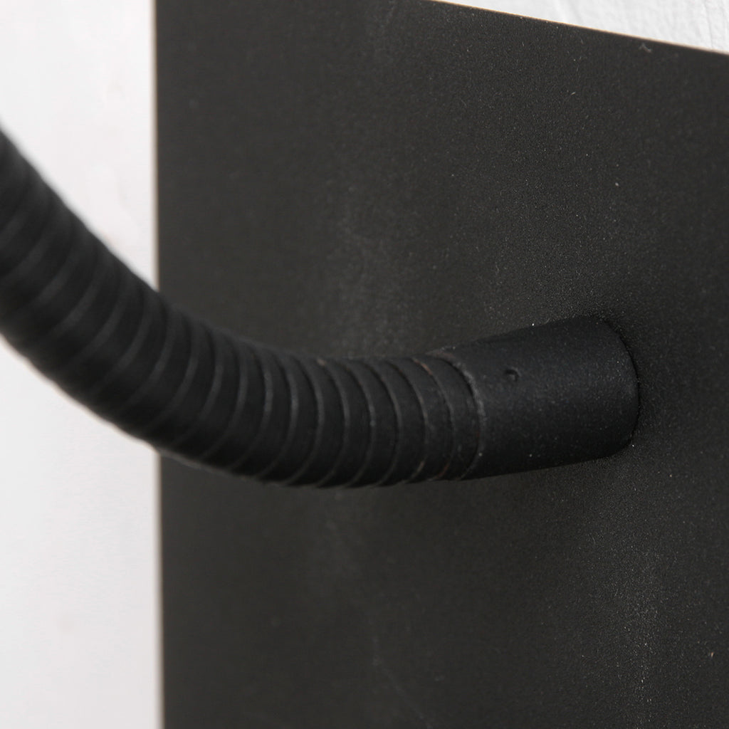 Wandleuchte aus schwarzem Metall mit kabellosem Ladepad und USB-Anschlüssen