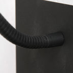 Wandleuchte aus schwarzem Metall mit kabellosem Ladepad und USB-Anschlüssen