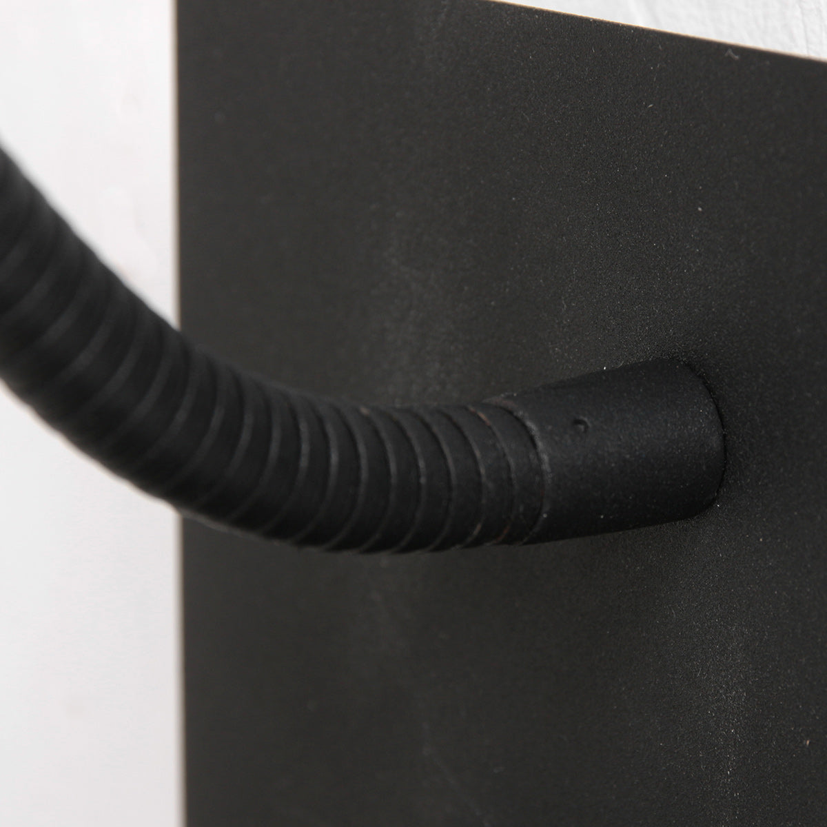 Wandleuchte aus schwarzem Metall mit kabellosem Ladepad und USB-Anschlüssen