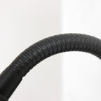 Wandleuchte aus schwarzem Metall mit kabellosem Ladepad und USB-Anschlüssen