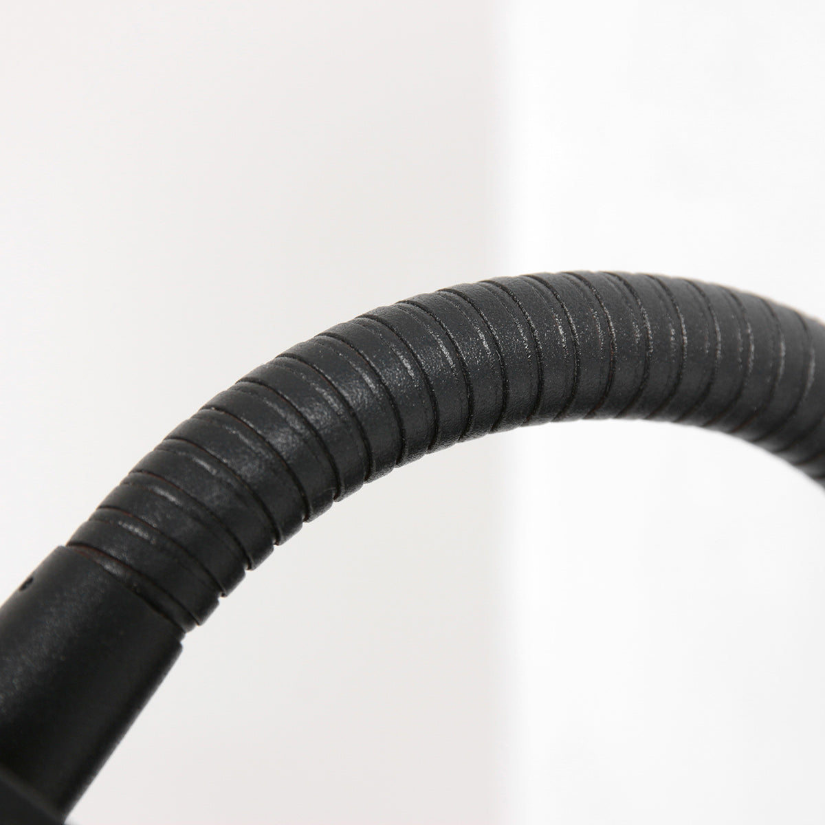 Wandleuchte aus schwarzem Metall mit kabellosem Ladepad und USB-Anschlüssen