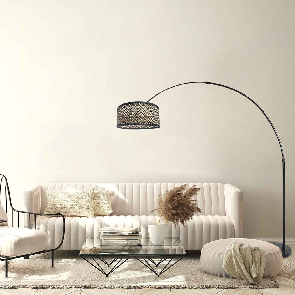 Bogenlampe in Schwarz mit geflochtenem Bambusschirm – H210-240 cm