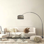 Bogenlampe in Schwarz mit geflochtenem Bambusschirm – H210-240 cm