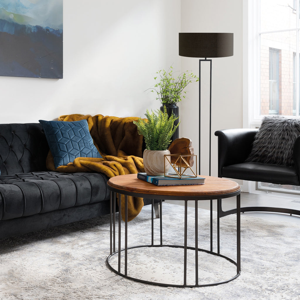 Stehlampe aus schwarzem Metall mit Zylinderschirm in Schwarz und Goldfarben – H160 cm