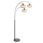 Bogenlampe aus schwarzem Metall mit Schirmen aus hellem Holz – H200 cm
